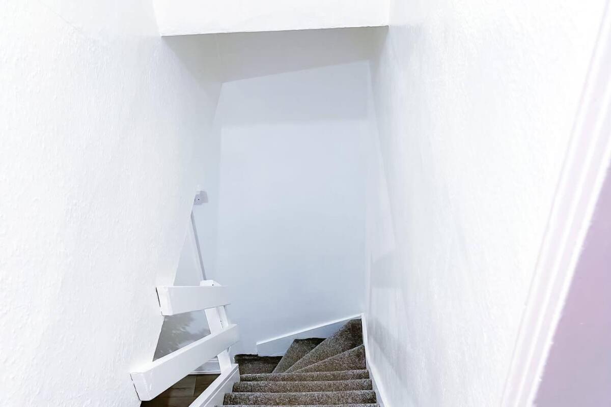 Beautiful 2 Bedroom House - Free Parking - Lt House *